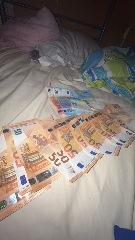 #euros #money Euros Money Cash, Germany Money, Money Euro, Nightclub Aesthetic, Breakup Picture, Bitcoin Business, Apple Gifts, Video Call With Boyfriend Screen Photo, Fake Money