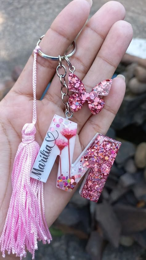 Llaveros 100% de resina, delicados y hermosos Resina/ creaconresina/ Resin Crafts Keychain, Pink Resin Keychain, Resin Keychains Ideas, How To Make Resin Keychains, Letter Keychain Resin, Epoxy Keychain Ideas, Epoxy Gifts, Resin Art Keychain, Epoxy Resin Keychains