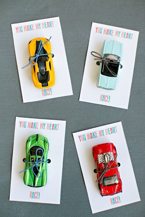 Free Printable Valentine "You Make My Heart Race" car favor. You Make My Heart Race Valentine, You Make My Heart Race, Cute Valentines Day Cards, Valentines Diy Kids, Valentine Favors, Valentinstag Party, Valentine Gifts For Kids, Preschool Valentines, Valentine's Ideas