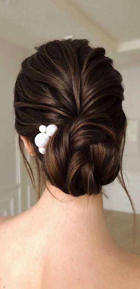 Looking for the latest hair do? Whether you want to add more edge or elegance – Updo hairstyles can easily make you look sassy and elegant. So if... Bridal Hairstyles Down Medium Length, Wedding Hairstyles Bun, Updo Hairstyles Wedding, Sanggul Cepol, Wedding Updo Hairstyles, Hairstyle Wedding, Themes Wedding, Wedding Hair Up, Bridal Hair Buns