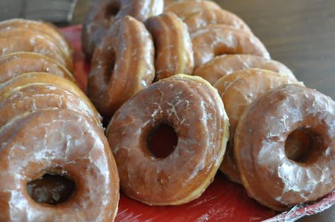 Amish Light-As-A-Feather Doughnuts | RecipeLion.com Amish Donuts Recipe, Amish Bakery, Homemade Doughnuts, Glazed Donuts, Breakfast Bread Recipes, Doughnut Recipe, Amish Recipes, Dutch Recipes, Köstliche Desserts