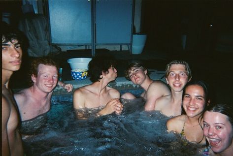 Jacuzzi With Friends, Jacuzzi Party, Birthday Party Photography, Pool Boy, 18th Birthday Party, Group Of Friends, Dancing Queen, Boy Party, 18th Birthday