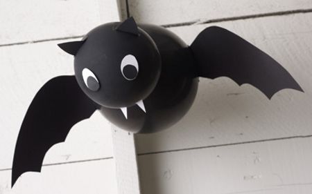 Murciélagos para Halloween: Inflar 2 globos, uno más que el otro. El más pequeño será la cabeza. Unir entre sí los globos por la zona de los nudos con cinta adhesiva. Dibujar en cartulina negra las alas del murciélago, recortalas y pegalas en el globo más grande. Será más fácil, para pegarlas después, que dejemos algunas pestañas en las alas. Ahora dibujamos y recortamos, en cartulina color blanca, los ojos y los colmillos del murciélago. Pega estos rasgos en el globo más pequeño. X Halloween Bats Crafts, Bat Craft, Halloween Bat Decorations, Spider Decorations, Homemade Halloween Decorations, Easy Halloween Decorations, Halloween Balloons, Adornos Halloween, Fun Halloween Decor