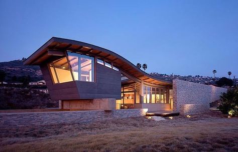 Expansive clifftop property overlooking the Pacific Ocean designed by architect Marmol Radziner Modern Roof Design, Home Architecture Styles, Marmol Radziner, Architecture Baroque, Curved Roof, Modern Roofing, A Modern House, House Roof Design, Beachfront Home