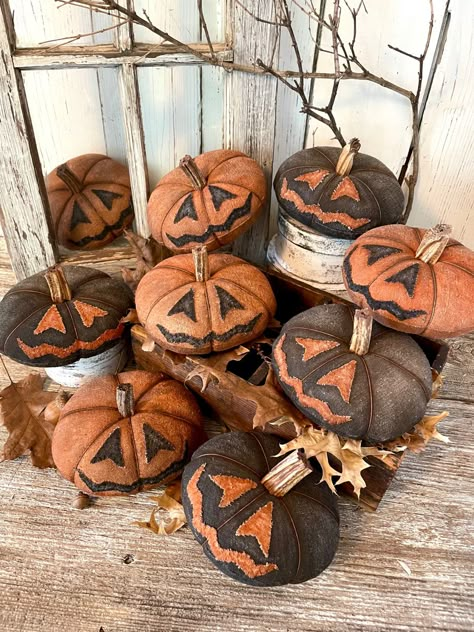 Primitive Fall Sewing Patterns, Primitive Pumpkins Diy, Primitive Pumpkin Dolls, Prim Pumpkins, Boho Halloween Decor, Primitive Fall Crafts, Prim Halloween, Primitive Pumpkins, Primitive Halloween Decor