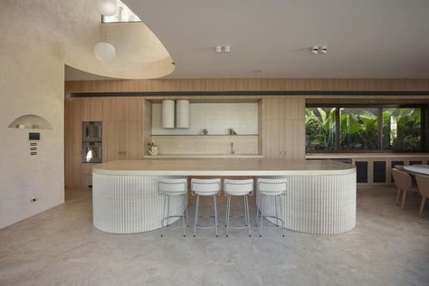 ARCOS VILLA Paddington by GRAYA™ _____ The kitchen, sweeping staircase, and dining space of @arcos_villa masterfully captured by… Mallorca Kitchen, Hunting For George, Queenslander House, Mediterranean Luxury, Mediterranean Interior, Island Bench, British Colonial Style, Curved Staircase, Colonial Style