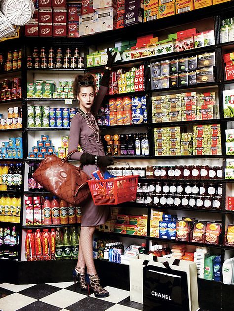 Alana Zimmer by Arthur Elgort. Vogue España ca. 2010 Chanel Shopping, Creation Photo, Vogue Spain, Domestic Goddess, Luxury Marketing, Fashion Photography Editorial, Fashion Photoshoot, Photography Inspo, Fashion Shoot