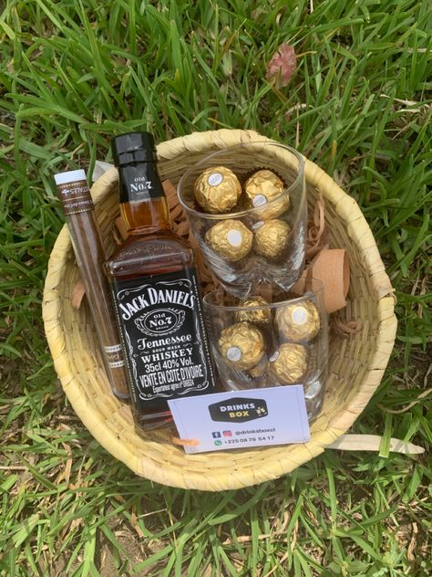 Whisky gift basket Jack Daniels Gift Box Ideas, Jack Daniels Gift Basket, Jack Daniels Gift Ideas, Dad Gift Basket, Whiskey Gifts Basket, Whisky Jack Daniels, Dad Gifts Basket, Jack Daniels Gifts, Whisky Jack