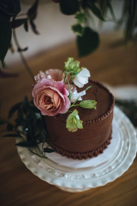 Wedding Cake With Fresh Flowers, Frosting Ideas, Cake With Fresh Flowers, Vegan Wedding Cake, Street Wedding, Joy The Baker, Chocolate Wedding, Fresh Flower Cake, Lace Wedding Cake