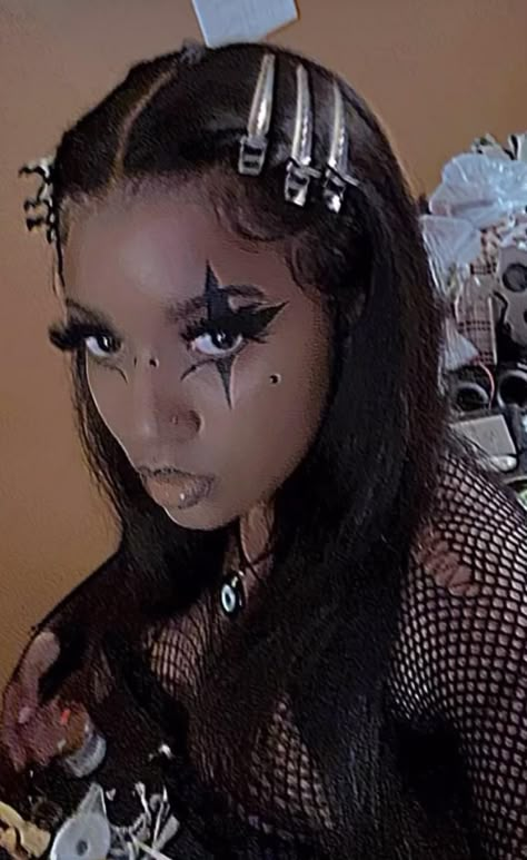 Black Alt Makeup, Cool Eyeliner Ideas, Punk Rock Makeup, Black Goth Makeup, Makeup Emo, Black Alt, Rock Makeup, Afro Goth, Dark Makeup Looks