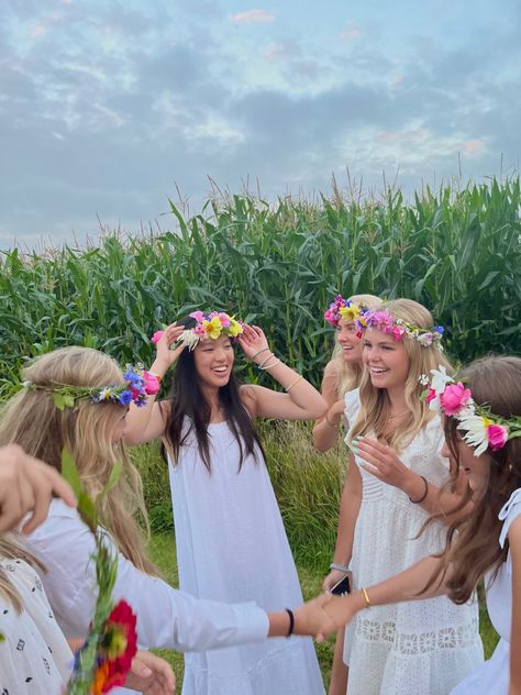 Flower Themed Party Outfit, Midsommar Birthday Party, Midsommar Party Outfit, Mid Summer Party, Midsummer Outfit, Midsommar Outfit, Flower Crown Aesthetic, Midsommar Party, Flower Crown Party