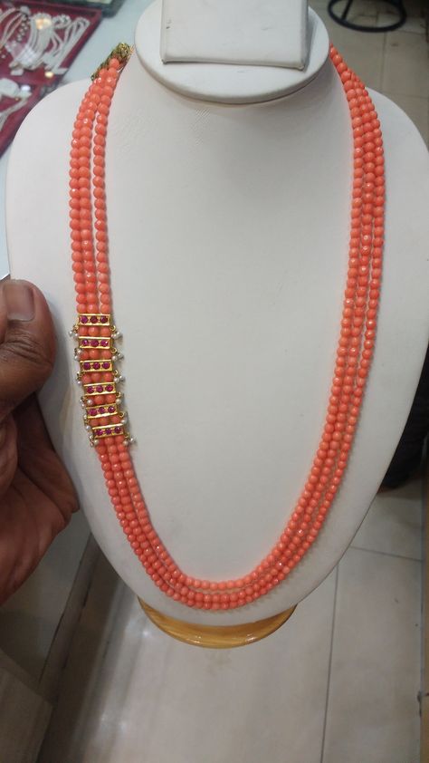 Coral Designs Jewellery, Coral Beads Jewellery, Coral Mala, Coral Jewelry Vintage, Coral Jewelry Set, Gold Jewels Design, Neck Pieces Jewelry, Stone Bead Jewelry, Black Beads Mangalsutra Design