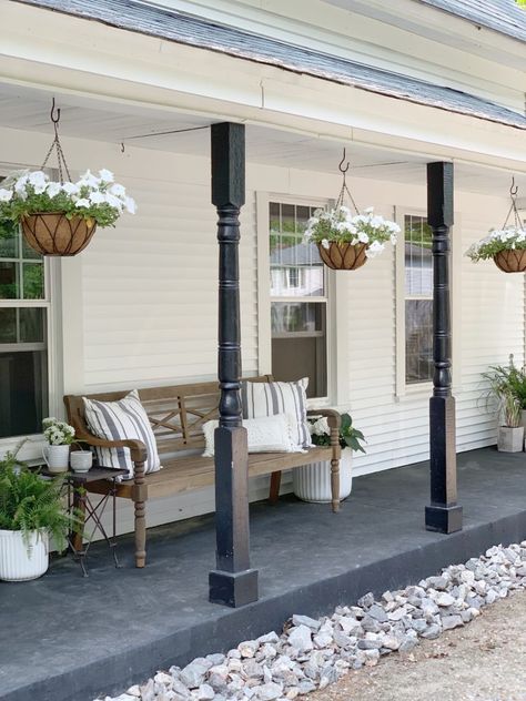 Long Front Porch, Farmers Porch, Front Porch Bench, Summer Front Porch Decor, Decorating Rooms, Porch Landscaping, Front Porch Makeover, Porch Bench, Porch Remodel