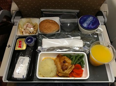 Dinner in economy class: | Airplane Food In Economy Vs. First Class On 20 Airlines Airline Catering, In-flight Meal, Airplane Food, Potato Appetizers, Plane Food, Airline Food, Salmon Dinner, I Want To Eat, Serving Food