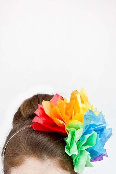 DIY Rainbow Fascinator made of tissue paper...cute alternative to a party hat Rainbow Headband, Rainbow Diy, Rainbow Parties, Studio Diy, Diy Rainbow, Rainbow Birthday Party, Rainbow Crafts, Rainbow Theme, Rainbow Party