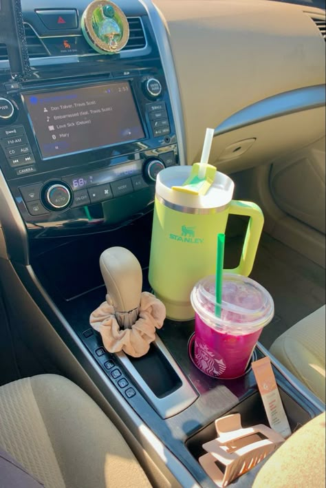 Teen Girl Car Aesthetic, Car Inspo Interior, Preppy Car, Car Interior Diy, Girly Car Accessories, Car Deco, Girl Car, Girly Car, Car Essentials