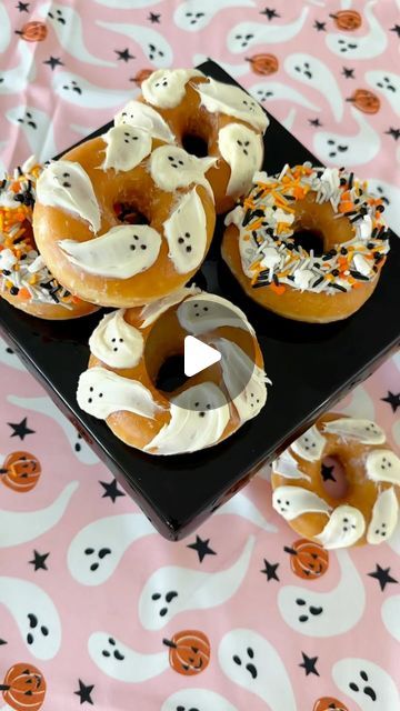 Rachel Anderson on Instagram: "Ghost Donuts👻  Frosting on donuts but make it spooky! Adding frosting in the shape of ghosts is a simple way to make glazed donuts ready for Halloween✨. All you need is donuts, vanilla frosting and Betty Crocker writing gel. Enjoy!🍩  #halloween #halloweentime #donuts #ghostdonuts #krispykreme #halloweentreats #falltreats #ghost #spookyseason #halloweencraft" Halloween Donut Decorating Ideas, Donut Halloween, Mini Donuts For Halloween, Halloween Donuts Ideas, Spooky Donut Ideas, Candy Corn Donut, Ghost Donuts Halloween, Donut Hole Halloween Treats, Ghost Donuts