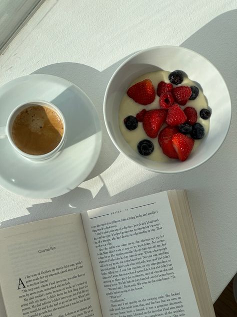 espresso, protein bowl with fruit and a few pages of a book for breakfast Healthy Aestethic Lifestyle, Morning Healthy Routine, Aesthetic Morning Routine Pictures, Classy Asthetics, Organizing Life Daily Routines, Morning Routine Pictures, Routine Resets, Aesthetic Morning Routine List, Treat Yourself Aesthetic