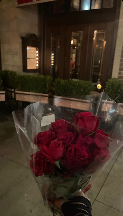 Bf Giving Gf Flowers, Night Flowers Aesthetic, Flowers Sent To Girlfriend, Flower Bouquet Snapchat, Date Night Flowers, Rose Bouquet Snapchat Story, Flowers Bouquet Gift Girlfriend Snapchat, Roses Bouquet Gift, Flower Boquet