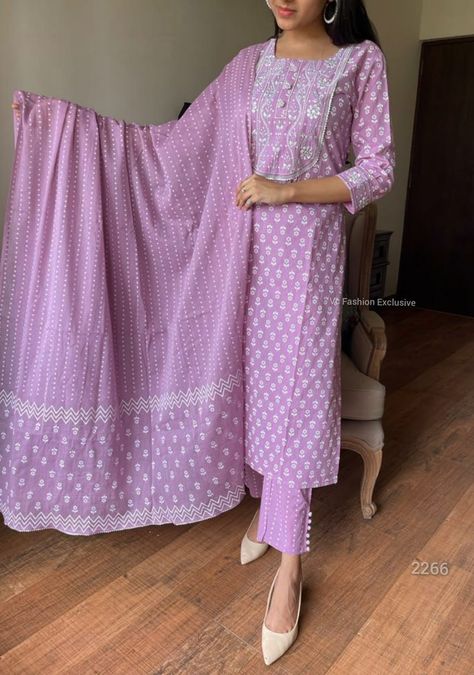 Pure Cotton Kurti Designs, Kurti Pent Pair, Lengha Blouse Designs, Lengha Blouse, Cotton Suit Designs, Onion Pink, Daily Dresses, Different Types Of Dresses, Stylish Kurtis