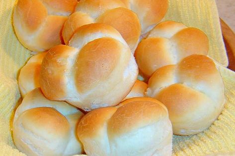 Easy Make-Ahead Cloverleaf Dinner Rolls Recipe - Food.com Cloverleaf Dinner Rolls, Clover Leaf Rolls, High Protein Flour, Bread Makers, Flaky Biscuits, Dinner Rolls Recipe, Bread Rolls, Dinner Rolls, Rolls Recipe