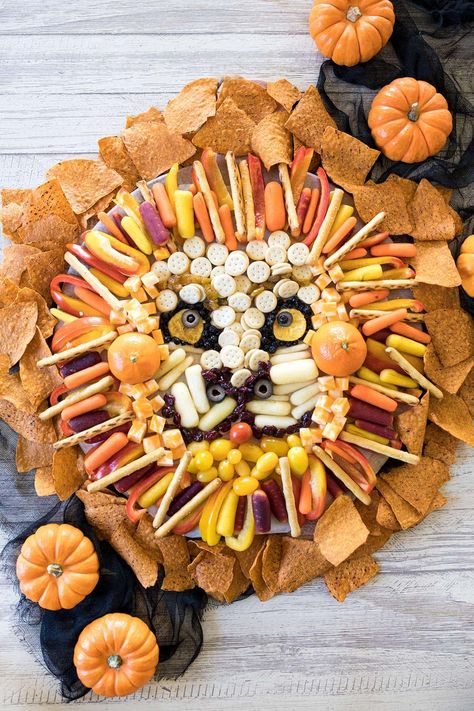 Halloween Themed Appetizers, Harry Potter Snacks, Healthy Halloween Snacks, Rainbow Carrots, Party Food Ideas, Snack Board, Healthy Halloween, Themed Desserts, Sweet Potato Chips