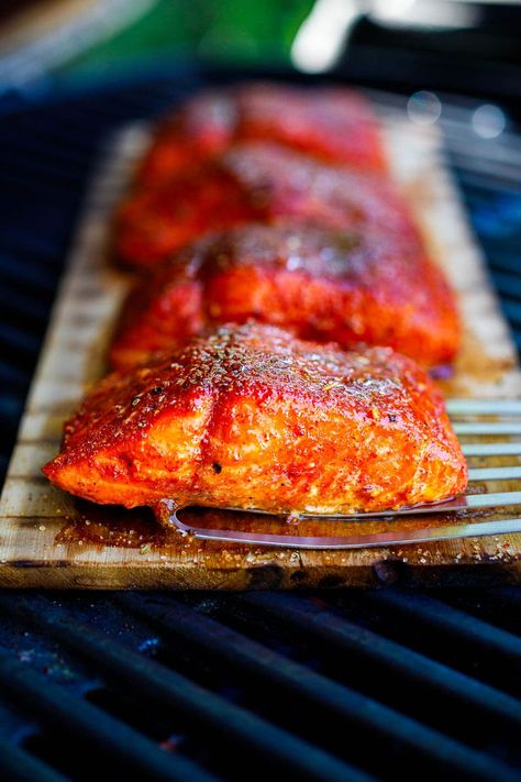 This recipe for Cedar Plank Salmon couldn't be any easier! Infuse wild salmon with subtle smoke and our flavorful Northwest Salmon Rub, using a cedar plank on the grill—no fuss with easy clean up. Easy Healthy Salmon Recipes, Easy Healthy Salmon, Salmon Salads, Best Salmon Recipes, Salmon Calories, Salmon Dinners, Easy Salmon Dinner, Easy Salmon Cakes, Salmon Rub