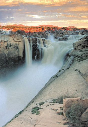 Augrabies Falls in the Northern Cape is a must when you #GoSeeSouthernAfrica Augrabies Falls, Africa Trip, Cheapest Flights, Northern Cape, Africa Do Sul, Fb Cover, Water Falls, South Africa Travel, Out Of Africa