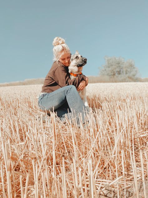 Cowgirl Senior Pictures, Dog Photo Shoot, Farm Senior Pictures, Western Photoshoot Ideas, Western Photo Shoots, Horse Senior Pictures, Senior Photoshoot Poses, Wanna Recreate, Western Photoshoot