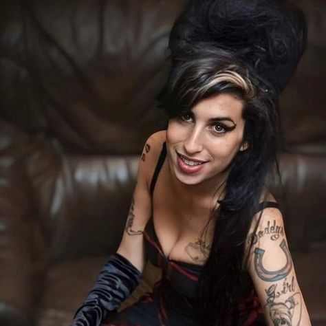 Amy Wine, Amy Winehouse Style, Female Rock Stars, Amy W, Amazing Amy, Last Kiss, Beautiful Voice, Amy Winehouse, Back To Black