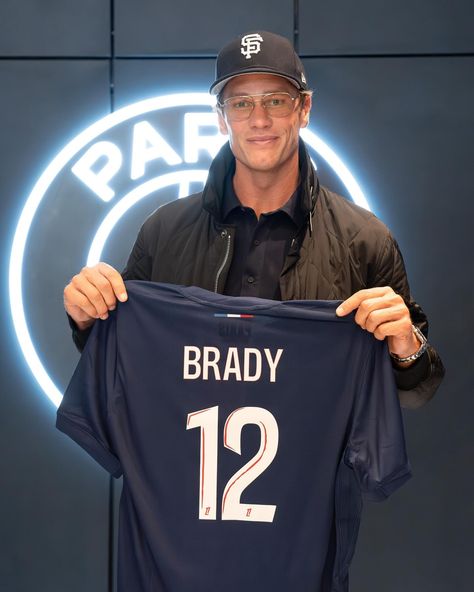 Tom Brady (@tombrady) • Instagram photos and videos Tom Brady Football, Cute Football Players, Tom Brady, Paris Saint-germain, The Building, Football Players, Super Bowl, Bowl, Paris