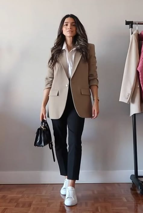 Sneakers And Blouse Outfit, Work Outfits Women Minimalist, Cool Formal Outfits For Women, Sporty Chic Outfits For Work, Business Look Woman, Casual Chic Dress Classy, Work Outfit With Sneakers, Outfit Lunes, Smart Casual Outfits For Women