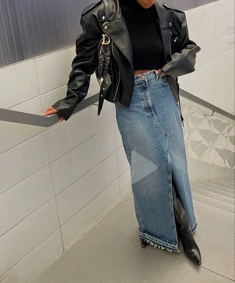 Mode Hippie, Denim Skirt Outfits, Long Denim Skirt, Denim On Denim, Maxi Skirt Outfits, Looks Street Style, Denim Maxi Skirt, Mode Inspo, Jeans Rock