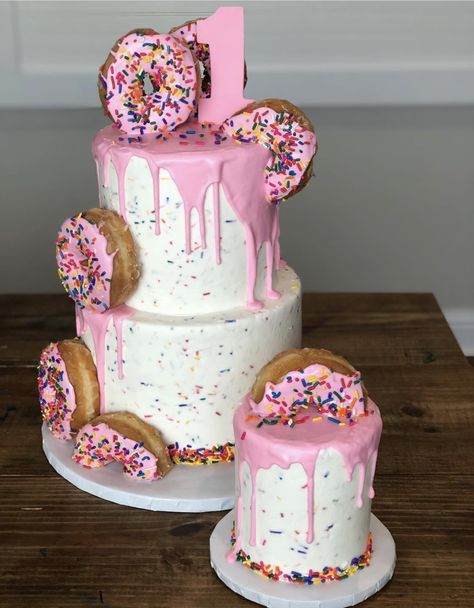 Doughnut Birthday Cake, Donut Cakes, Doughnut Birthday, 1st Birthday Ideas, Donut Birthday Cake, Doughnut Party, Donut Themed Birthday Party, 2nd Birthday Party For Girl, 1st Birthday Girl Decorations