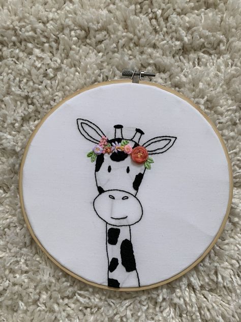 Hand Embroidered Giraffe, Animal Embroidery Simple, Embroidery Animals Easy, Baby Embroidery Patterns, Giraffe Embroidery, Stitch Nursery, Embroidered Giraffe, Modern Hand Embroidery Patterns, Embroidery Hoop Art Diy