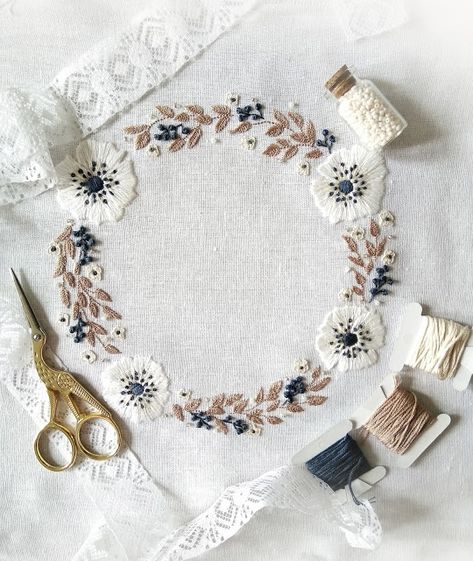 Stitch Floral: "Winter Joy" - a lovely floral wreath with white a... Bullion Knot, White Anemones, Brazilian Embroidery Stitches, Floral Hand Embroidery, Sulaman Pita, Crewel Embroidery Kits, Embroidery Patterns Vintage, Learn Embroidery, Pola Sulam