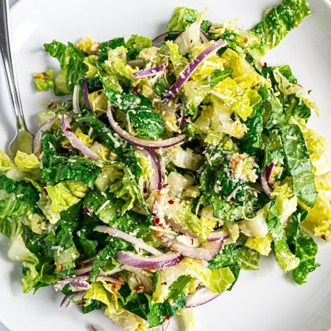 5-Minute Lemon Parmesan Lettuce Salad Lemon Parmesan Salad, Gal Sal, Lite Snacks, Plant Based Salads, Zucchini Crisps, Parmesan Salad, Salad Dressing Recipes Healthy, Salad Vegetables, Romaine Salad