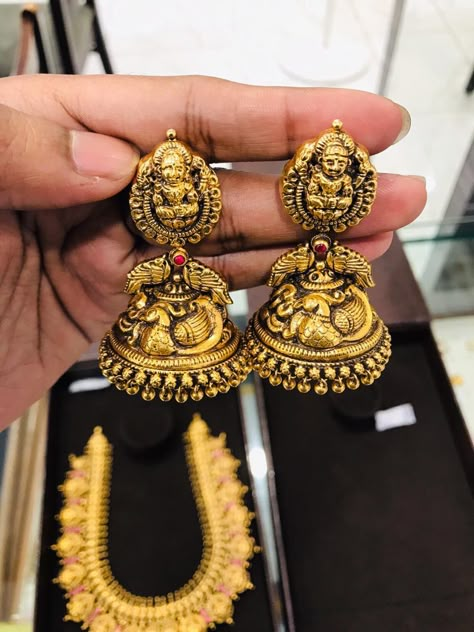 Antique Jumka Design Gold, Nagas Jhumka, Gold Kammalu, Big Earrings Gold, Jhumka Design, Beads Haram, Gold Jhumkas, Temple Jewellery Earrings, Gold Earrings Indian