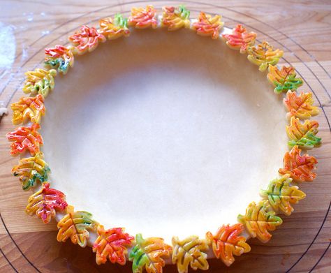 "Painted" Pie Crust Dough Colored Leaves by Pink Martinis and Pearls, via Flickr Creative Pie Crust, Pie Crust Ideas, Fancy Pie Crust, Pie Crust Pastry, Pie Crust Art, Beautiful Pie Crusts, Decorative Pie Crust, Crust Designs, Pie Designs