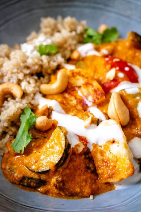 Halloumi Curry, Cashew Curry, Yummy Veggies, Veg Recipes, Meatless Meals, Veggie Dishes, Curries, Meat Free, Creamy Sauce