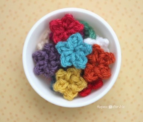 Teeny Tiny Crochet Stars - Repeat Crafter Me Crochet Star Patterns, Tiny Crochet, Penanda Buku, Crochet Embellishments, Repeat Crafter Me, Crocheted Flowers, Crochet Stars, Crochet Flower Patterns, Crochet Applique