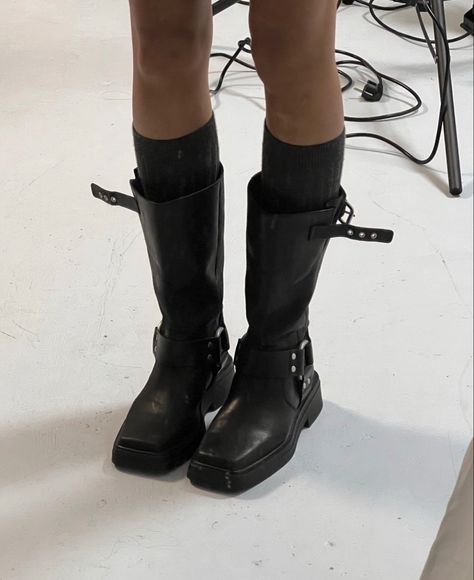 Biker Boots Outfit, Vintage Fashion Trends, Iconic Fashion Moments, Throwback Fashion, Fashion Boho Chic, Street Style Vintage, Beloved Summer, Boots Outfits, Retro Makeup