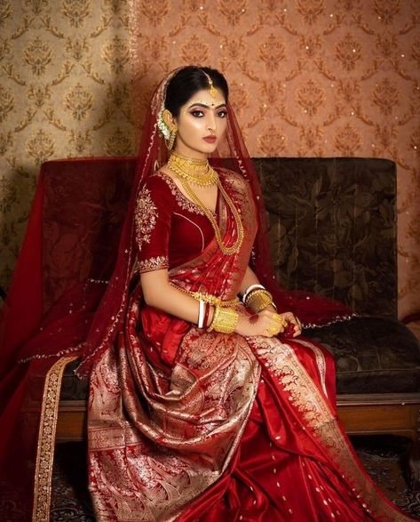 Bengali Saree Makeup Look, Bengali Bride Outfits, Bengali Wedding Blouse Designs, Bridal Saree Bengali, Bengali Bride Blouse Designs, Wedding Jwellery Brides Indian, Bengali Bridal Blouse Designs, Banarasi Saree Bride, Oriya Bride