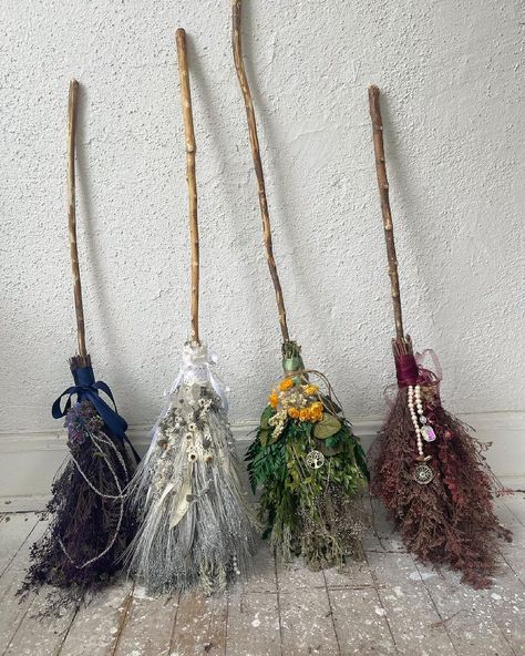 Steadfast Flowers on Instagram: “New besoms in the shop! Left to right: RAVEN SILVER MOONLIGHT TREE OF LIFE ROSE GOLD Comment your fave! ❤️🧡💛💚💙💜 #besom #besoms #broom…” Diy Dried Flower Broom, Diy Besom How To Make, Witch's Broom Diy, Broom Making Party, Besom Broom Witchcraft, Besom Diy, Besom Decoration, Broom Bouquet, Besom Broom Diy