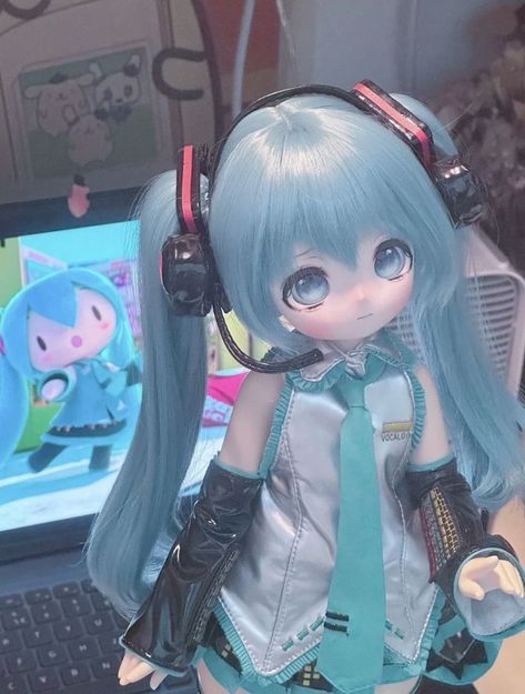 Hatsune Miku (Vocaloid) ||| Doll Hatsune Miku Doll, Photo Kawaii, Miku Hatsune Chibi, Doll Plushies, Doll Aesthetic, 사진 촬영 포즈, Fantasy Art Dolls, Kawaii Doll, Dream Doll