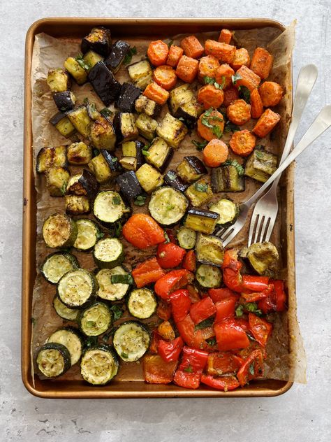 Pesto Roasted Veggies - Something Nutritious Balsamic Carrots Roasted, Veggie Side Dish Recipes, Roasted Vegetables Oven, Whole Roasted Cauliflower, Roasted Root Vegetables, Homemade Pesto, Veggie Bowl, Roasted Broccoli, Pesto Recipe