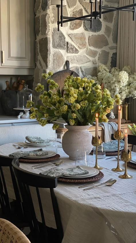 Excited to celebrate time with loved ones this summer 🤍 Do you love hosting in the summer months? ⬇️ | Instagram English Country Tablescapes, Nancy Meyers Tablescape, Nancy Meyers Dinner Party, Living Together Aesthetic, Garden With Table, Cottage Table Setting, Natural Tablescape, Dining Table Scape, Dining Room Cottage