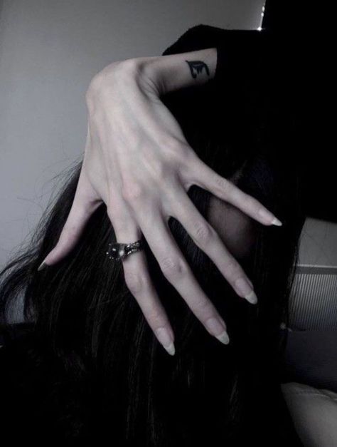 Hand Claim, Hand Reference, Pretty Hands, Dream Body, Middle Earth, Grunge Aesthetic, Drawing Tips, Perfect Body, Natural Nails