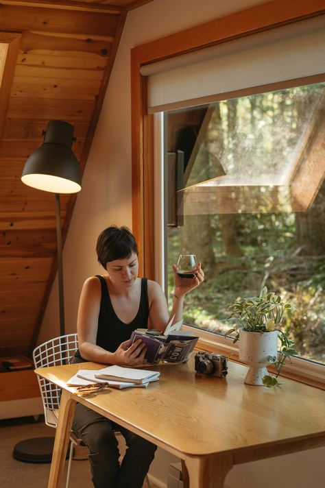 Niksen House, Mount Hood Oregon.   I’m Kassandra, a lifestyle and travel photographer + content creator based in Oregon. I love documenting the essence of unique stays with beautiful interiors and architecture through photography and reels for your use on your social media, listings, and website.   Your Airbnb listing is more than just a pretty space to see — it's an experience waiting to be discovered. My passion is telling stories of meaningful experiences and unforgettable memories. Airbnb Aesthetic Photos, Airbnb Photography Ideas, Airbnb Pictures, Airbnb Photoshoot, Airbnb Photography, Mount Hood Oregon, Oregon Mountains, Photographer Content, Unique Stays