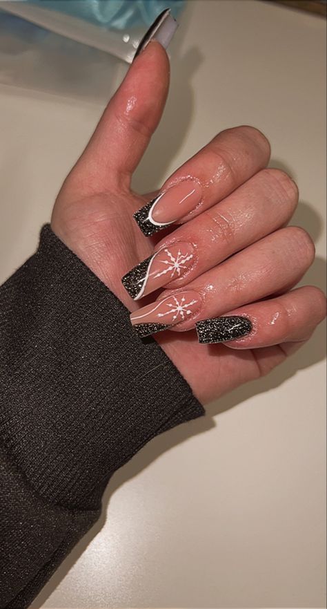 Black French Tip Nails With Snowflakes, Black Christmas Nails Square, Black Silver Christmas Nails, Black French Tip Christmas Nails, Black And White Xmas Nails, Black And Silver Christmas Nails, Long Acrylic Nails Christmas, Christmas Nails Black And White, Acrylic Nails Christmas Winter